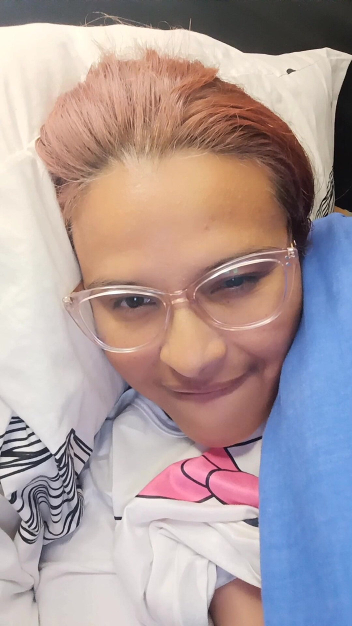 Gina Halime: BBW Latina melancap sambil menceritakan kisah lesbian kotor
