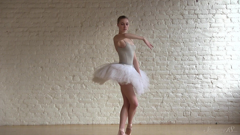 Stunning18: Ballerina beim trainieren