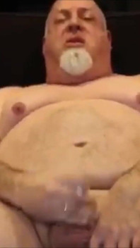 Orso si masturba con sostini neri