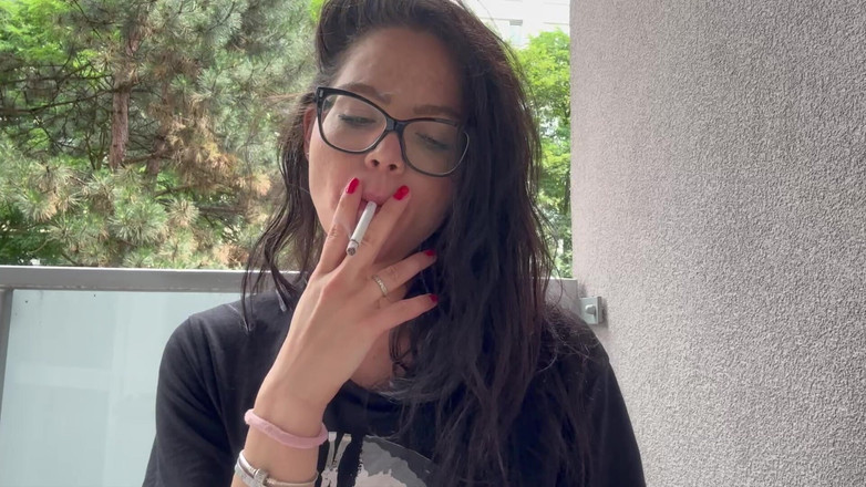 Shione Cooper: Sana burada cevap verirken sigara içiyor