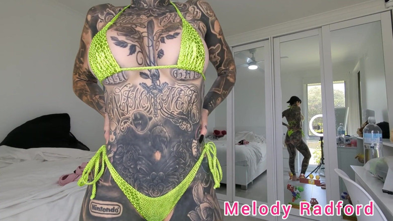 Melody Radford: ลองบิกินี่จิ๋วผิวงูเหลืองบน Haul Melody Radford