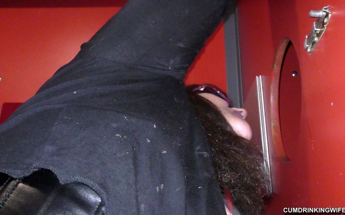 Cumdrinking Wife: Gloryhole Cum dump, zatímco manžílek zůstává doma - část 2
