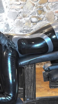 Pegging au donjon, partie 2 - Alex Latex