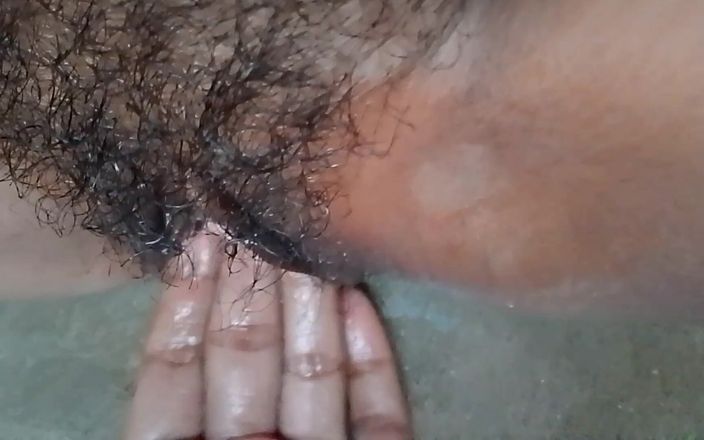 Geeta99: Desi 25letá nadržená vesnická holka Geeta Bhabhi masturbuje video, Geeta9905 rozbalila...