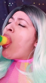 Rave Girl bermain dengan mainan kegemarannya