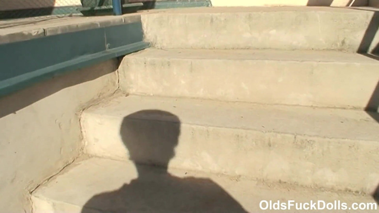 Olds Fuck Dolls: Olds pieprzy lalki - dziadek Mireck ostro rucha 18-letnią dziewczynę