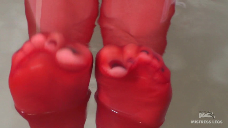 Mistress Legs: Relaxujte a sledujte, jak se moje červené nylonové prsty kroutí