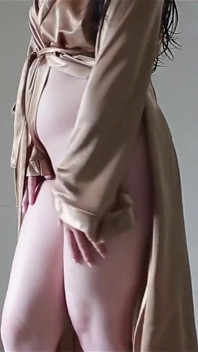 Ragazza indonesiana tobrut che indossa un sexy abito di raso mentre fa sesso