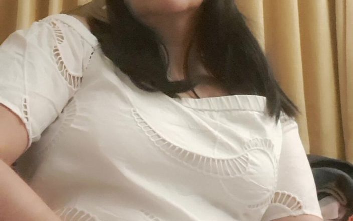 Mommy big hairy pussy: 熟女と彼女の硬いおっぱいをあなたのために
