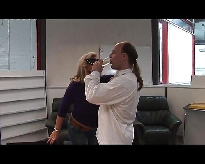 German amateur couples: Maskierte blonde deutsche milf genießt harten fick