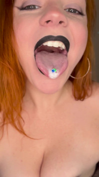 Miley coxxx si cewek super semok rambut merah lagi asik fetish mulutnya - close up