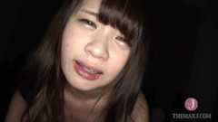 JAV Amateur: 彼女のオマンコが激しく突き出ている間、彼女の大きすぎるおっぱいが揺れるのを見てください。