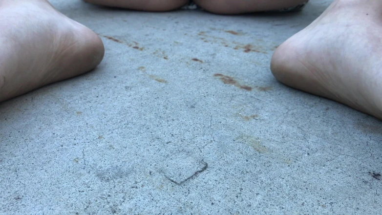 Erotic Art: Rondborstige Clara pronkt met haar harige poesje