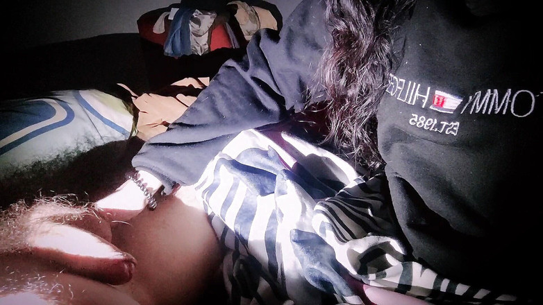 katha: Meine 18-jährige kolumbianische stiefschwester reitet wieder meinen schwanz, ohne mich zu...