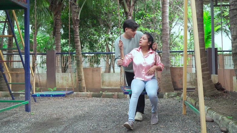 Desi Maal studios: Tante bahenol ini dientot habis-habisan sama pacarnya di taman dan...