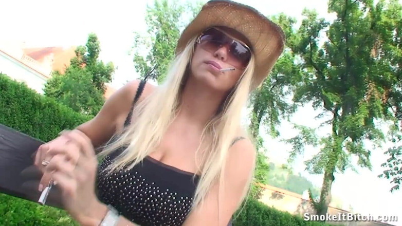 Smoke it bitch: Blonde loszka pali zmysłowo na ławce w parku