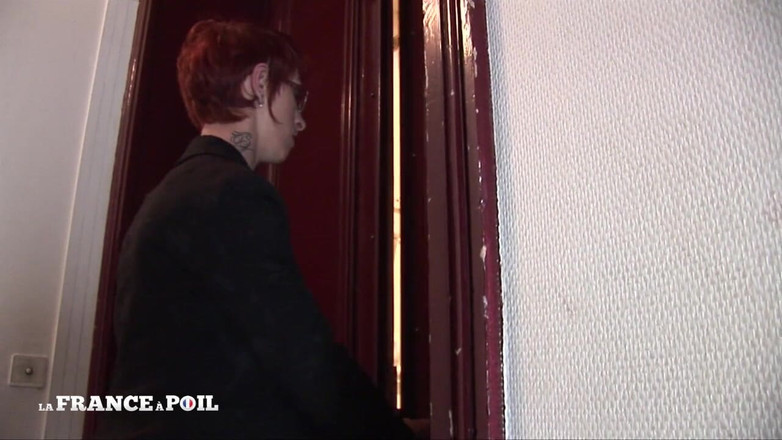 Girls Bang: Seksi kısa saçlı kızıl saçlı anal çalışanları tarafından sikiliyor