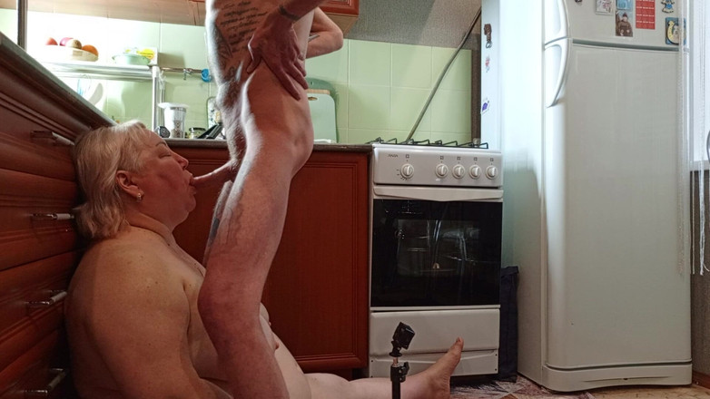 Zona901: Подруга делает минет со спермой на лицо и в рот с глотанием спермы