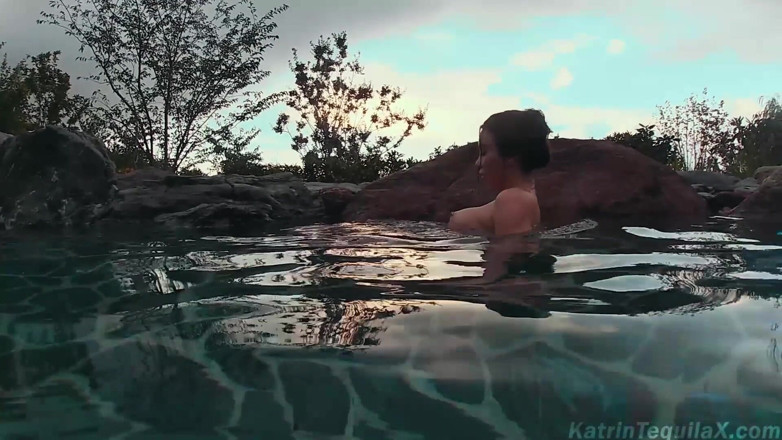 Katrin Tequila: Geiles teen nass fingert muschi draußen im schwimmbad