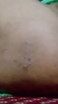 Chica india aplicó aceite en su coño y tomó el agua de su coño en ira