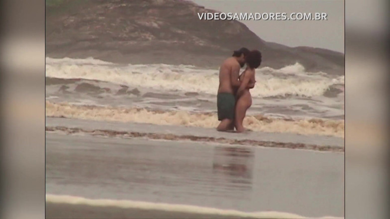 Amateurs videos: Pasangan tanpa malu berkongkek di laut cetek