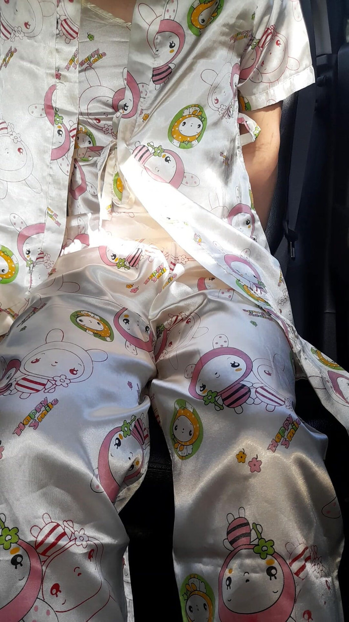 Naomisinka: Masturbasi dan muncrat di dalam piyama satin dengan set kimono