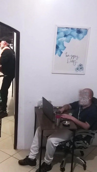 Zatímco manžel pracuje, manželka v ručníku vítá poslíčka