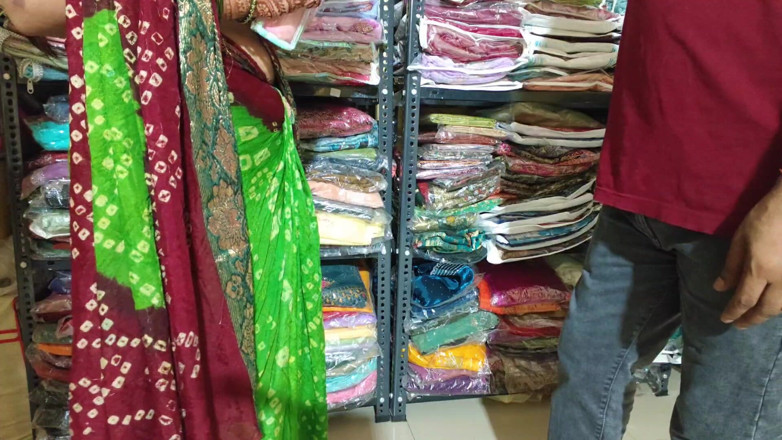Sexy baby girl: Mengongkek Bhabhi sebagai pertukaran untuk saree baru