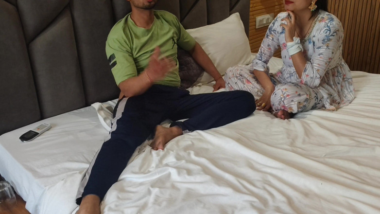 Hornycouple149: Stoute Saara Bhabhi leert neuken aan maagdelijke tiener Devar en...