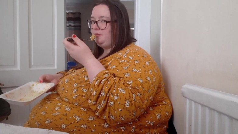 SSBBWLadyBrads: Cewek super semok ini lagi asik ngentot perut dan keripik