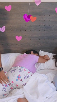 Velmi sexy latinskoamerická teenagerka si sundá můj kondom a žádá mě, abych ji naplnil mlékem