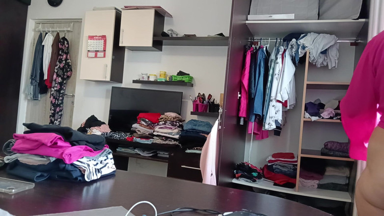 Amateur_MS: Amatérská manželka se baví zkoušením oblečení a řezáním.