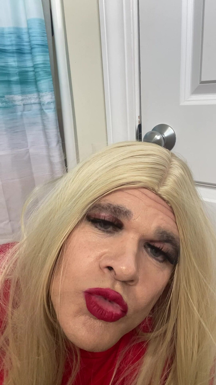 MadisonCD2025: Trans kadın travesti dildoya boşalmaya çalışıyor sonra sürtük orta yaşlı seksi...