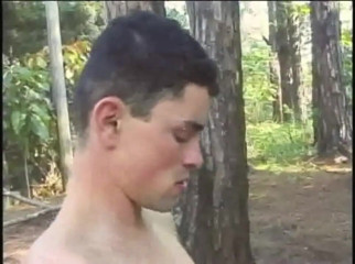 Shemale videos: Latino lurus berseronok dengan shemale Latina seksi di dalam hutan