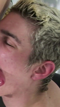 Deux jeunes gays sympas se donnent du plaisir