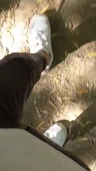 Jon Arteen se joacă în noroi cu noile sale adidași Nike Air Force One Af1 sockless. Videoclip porno homosexual cu fetiș cu picioare de băiat