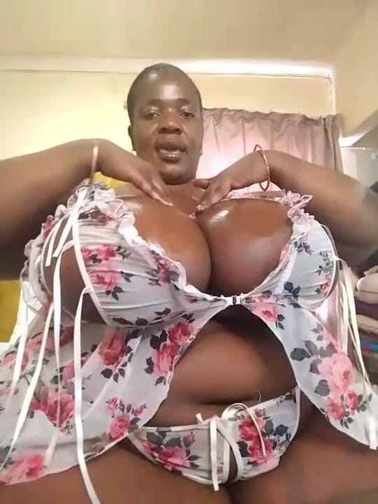 Legendary Booty Overdose: Gergasi dengan tetek berminyak dan merintih