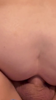 Používám všechny tři své díry a dostane náklad do krku a do zadku!