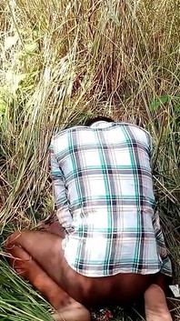 Hintli genç oğlan ormanda büyük salatalık sert mastürbasyonla götten sikişiyor