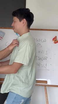 学校のトイレでチンコをしゃぶって授業に遅れそうで、先生の埋め合わせとして彼に尻を犯させた