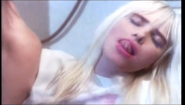 XTime Vod: Si blonde bertetek besar vintaj ditembusi berganda dan kongkek pantat...
