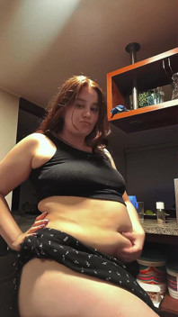 Nicole passat ha guadagnato peso e mostra la sua figa carnosa e il suo corpo spesso
