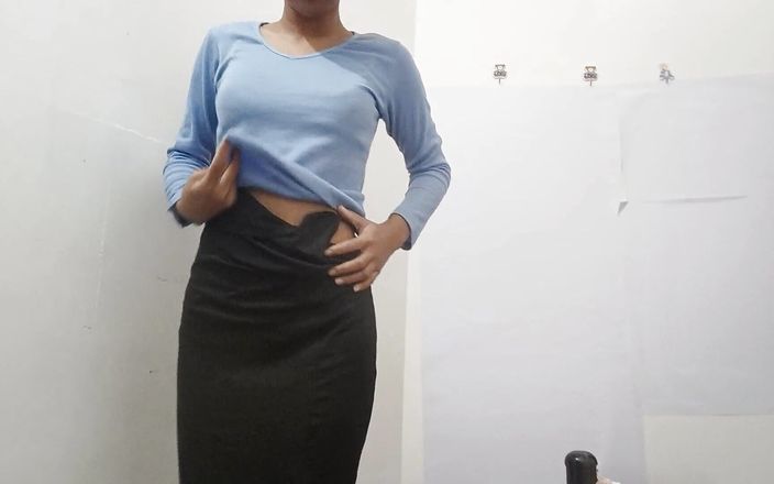 desigirl93: India chica divirtiéndose mientras orina
