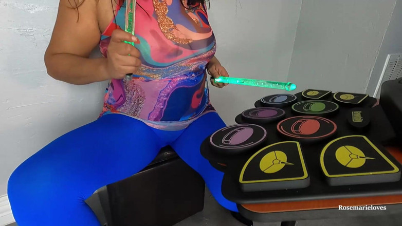 RosemarieLoves: MILF Bermain Drums Vlog
