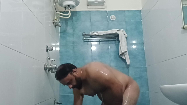 Daddy Dude: Indischer nackter papi genießt eine heiße dusche und zeigt seinen...