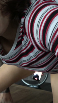 Como uma boa puta, ela oferece sua bunda para que possamos empurrar seu ânus e gozar