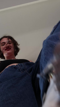 POV fitnessstudio-mädchen turnschuh-dominanz
