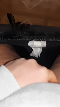 Nachytal jsem cizince při masturbaci na veřejné toaletě a připojil se k ní
