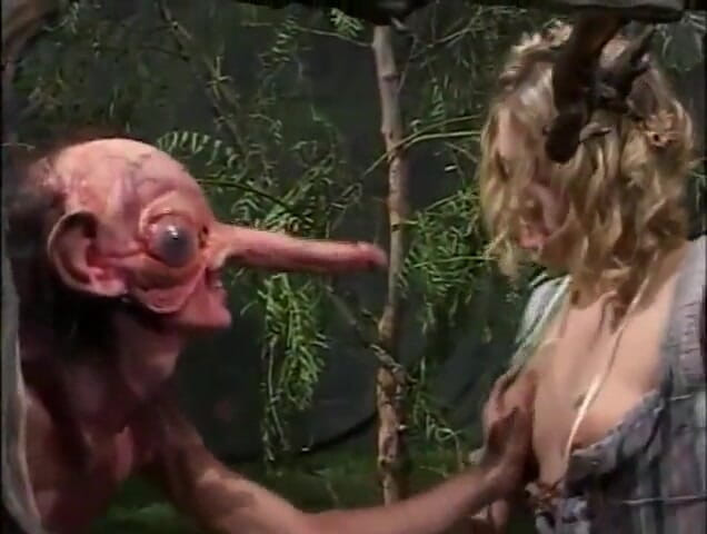 XTime Vod: 巨大なコックしゃぶりディルドは、神秘的な森(フルオリジナルムービー)に浸透した。