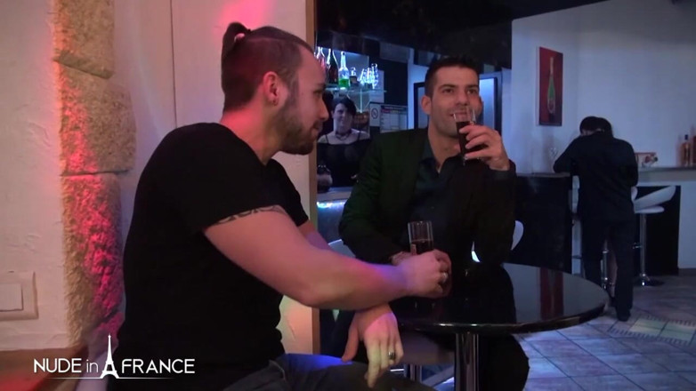 Nude in France: Хлопець пропонує свою молоду дружину в свінгерському клубі і спостерігає, як її жорстко содомізує і на обличчя Джон Доу